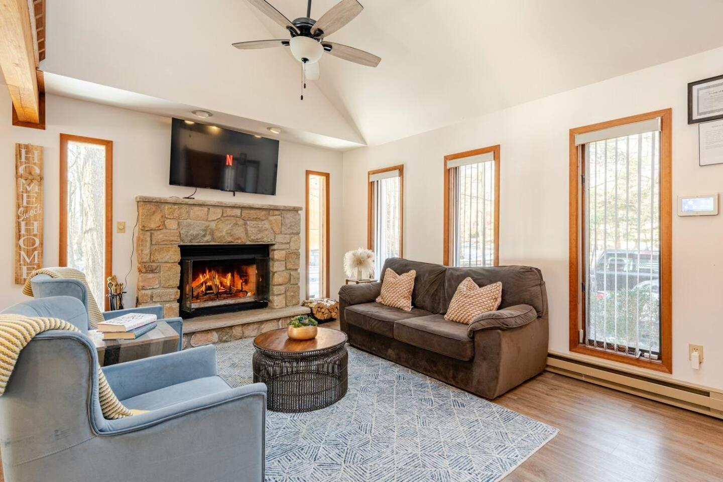 Cozy Cabin At Poconos With Hot Tub And Fire Pit East Stroudsburg Bagian luar foto