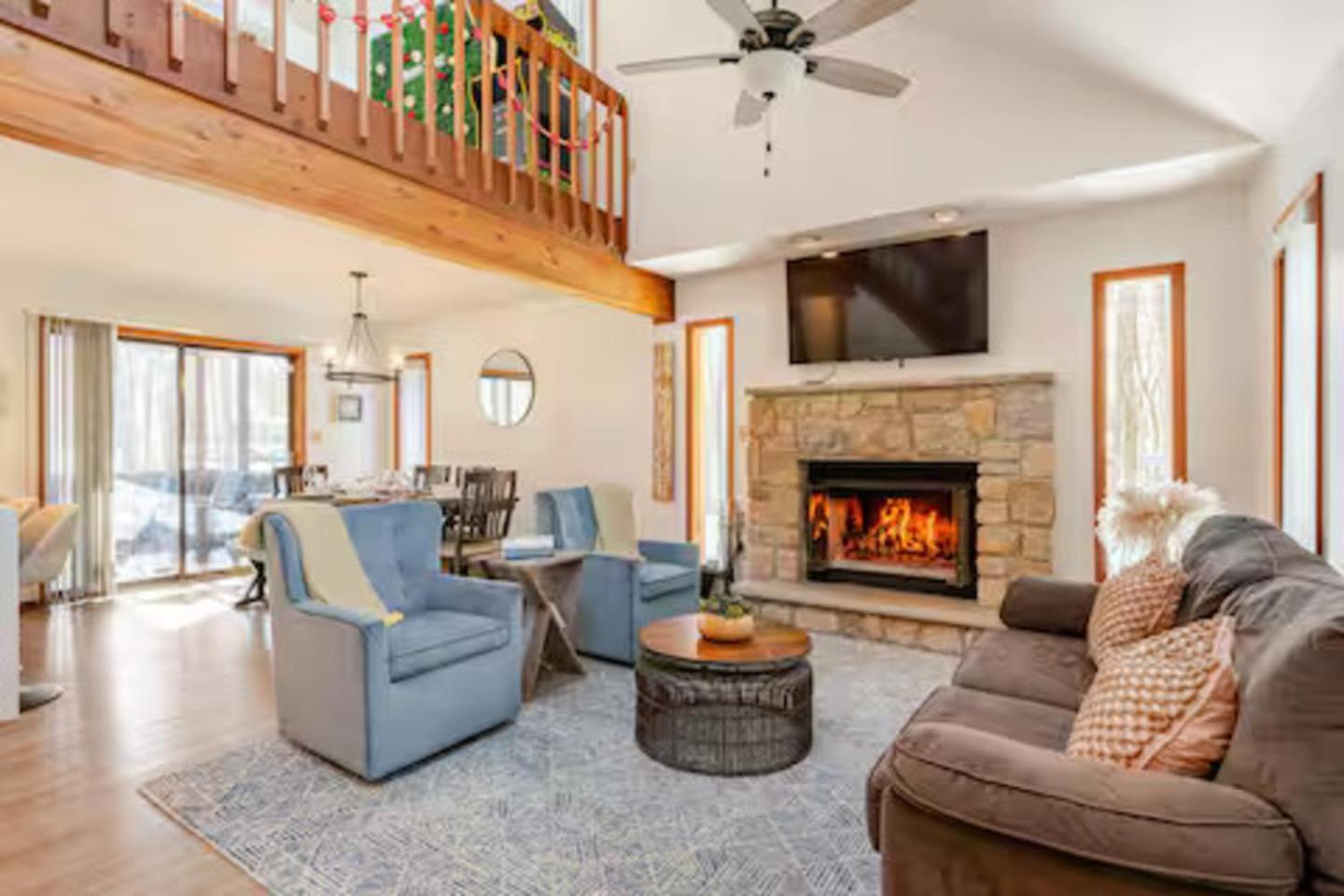 Cozy Cabin At Poconos With Hot Tub And Fire Pit East Stroudsburg Bagian luar foto